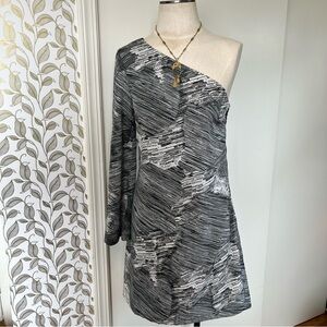 W118 by WALTER BAKER One-Shoulder Dark Grey and White Patterned Mini Dress Sz. S